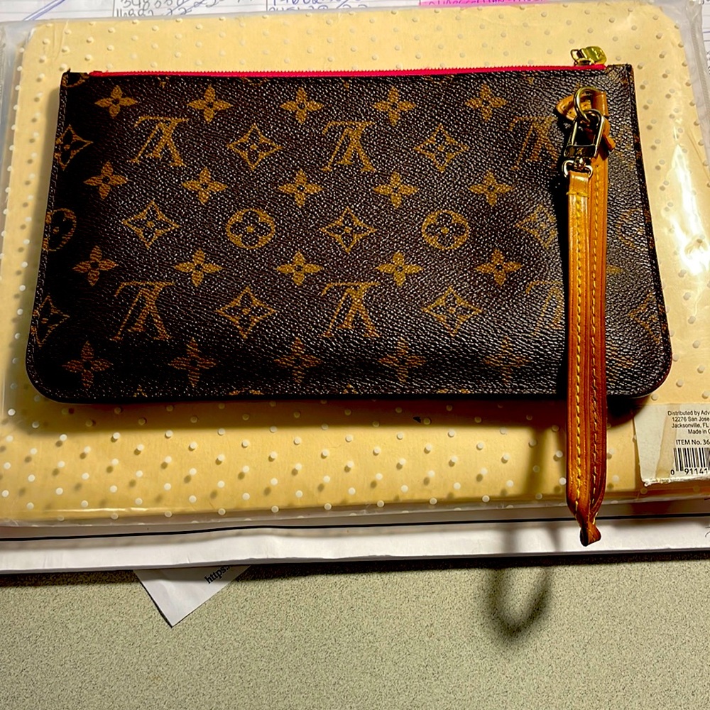 Authentic Louis Vuitton neverfull MM pouch monogram